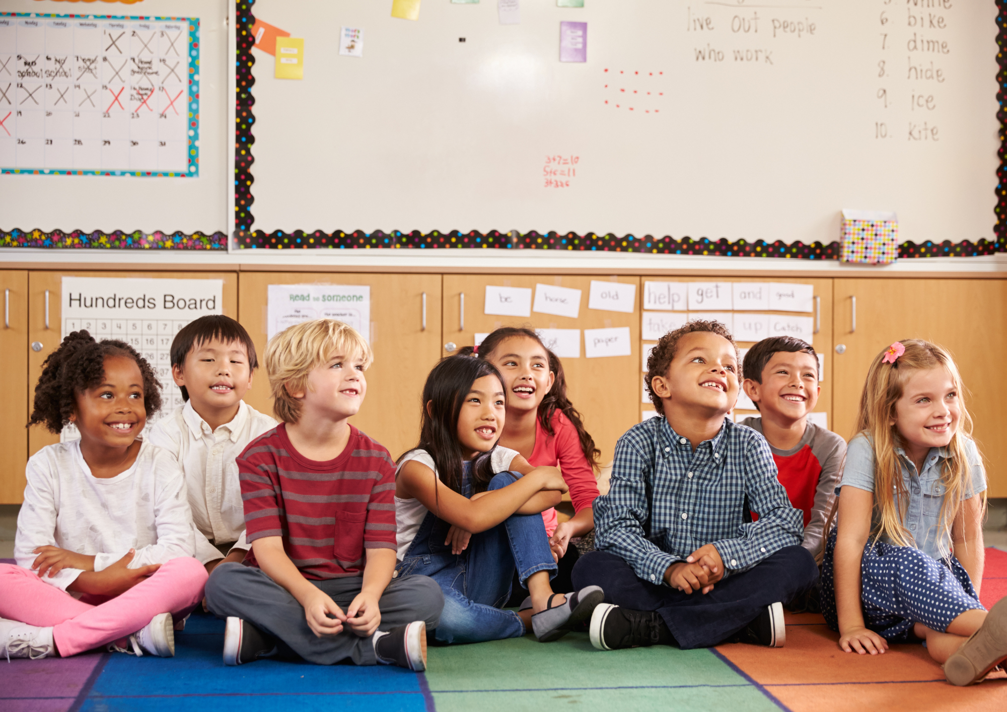 Kinder in einer Grundschule sitzen im Klassenraum